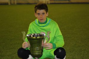 Luis Federico con su trofeo de campeón